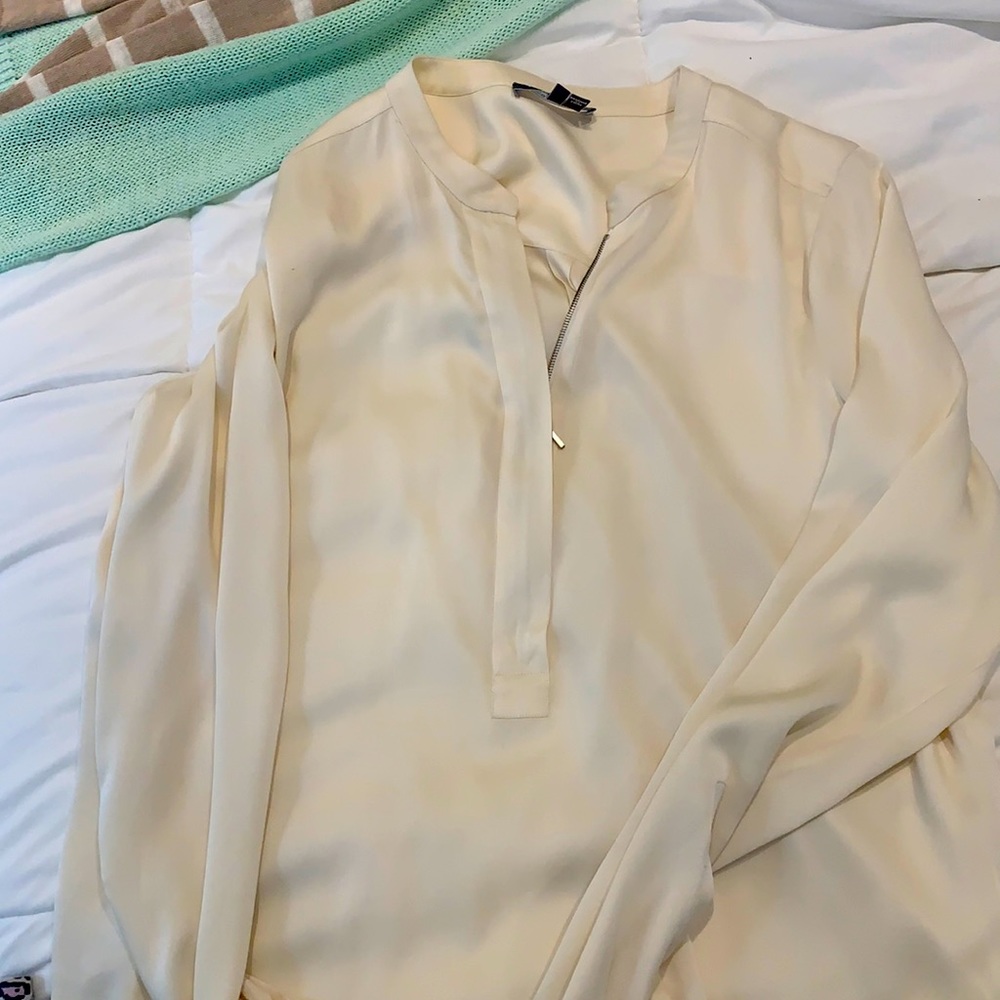 Vince L silk ivory top w/ zipper. EUC